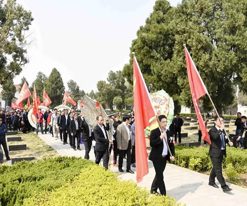 銘記光輝歷史 祭奠革 命先烈——汝行集團舉行清明掃墓活動