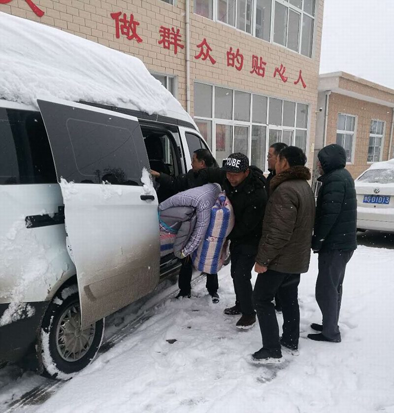 寒冬送溫暖 雪中見真情